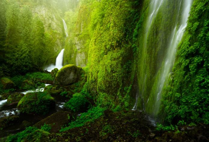 Wahclella-Falls-in-2014.-Photo-by-David-Kingham-via-Flickr-CC2.-696x474.jpg