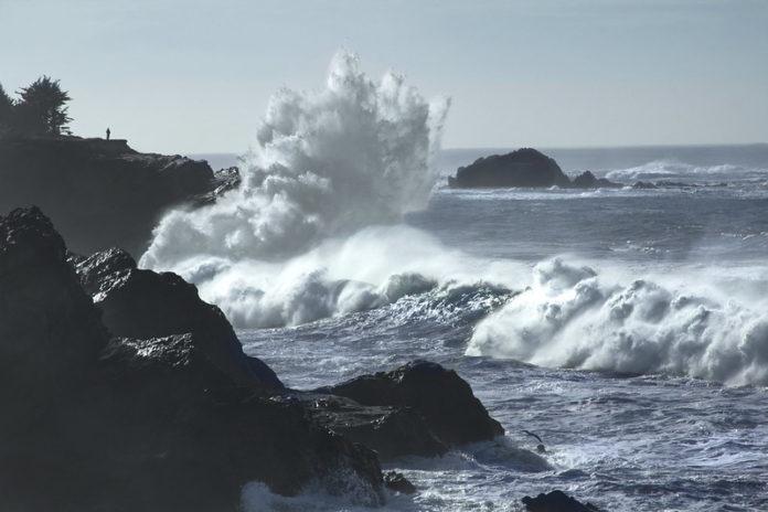 oregon_coast_king_tide_Waves-696x464.jpg