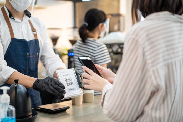 close-up-of-customer-make-easy-contactless-scanni-2021-11-24-23-15-12-utc-696x464.jpg