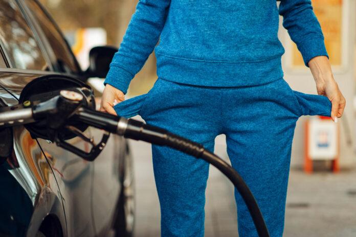 female-person-with-empty-pockets-on-gas-station-2021-08-27-09-40-34-utc-696x465.jpg