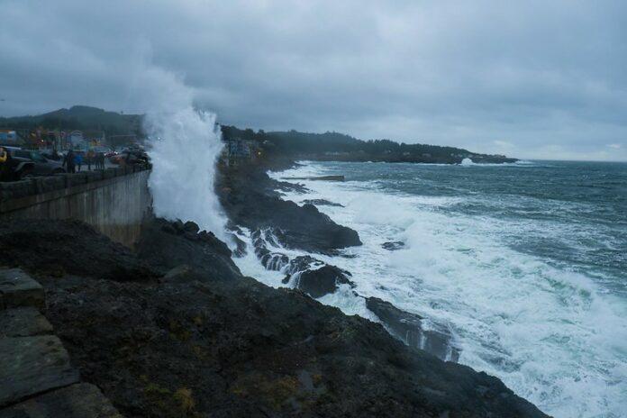 King-Tides-In-Depoe-Bay-On-December-4th-2021.-Photo-by-David-Paull-via-Oregon-King-Tides-via-Flickr-CC2.-696x464.jpg