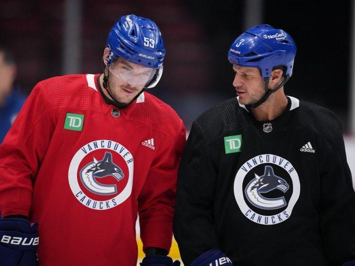 hkn-canucks-bieksa-20221103-5.jpg