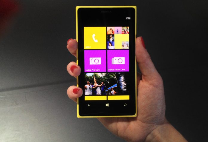nokia-lumia1020-holding-2048x1400-1.jpeg
